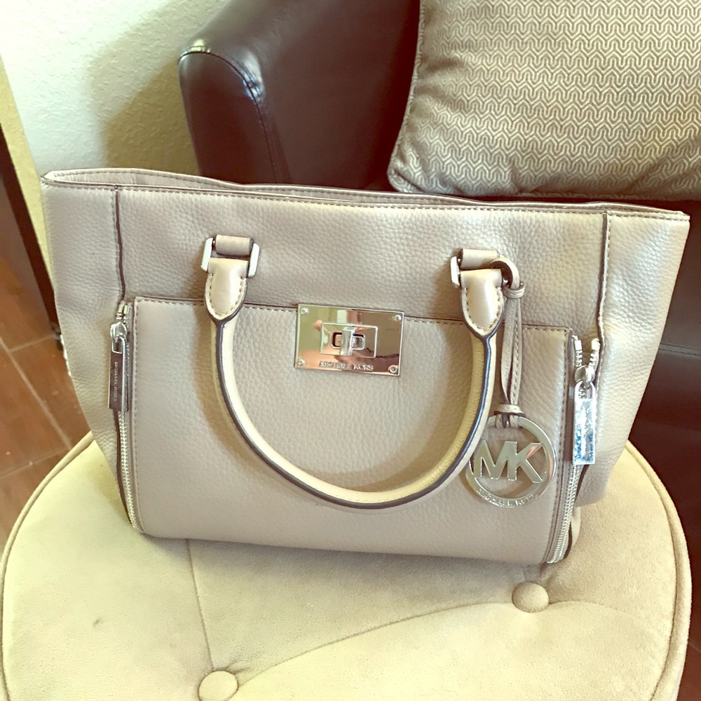 Authentic Michael Korrs purse. Tan All Leather